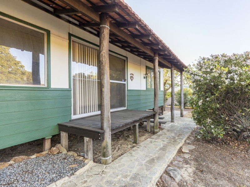 8 Boonooloo Road, Kalamunda WA 6076