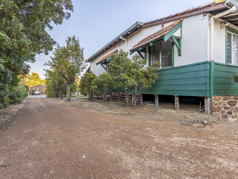 8 Boonooloo Road, Kalamunda WA 6076