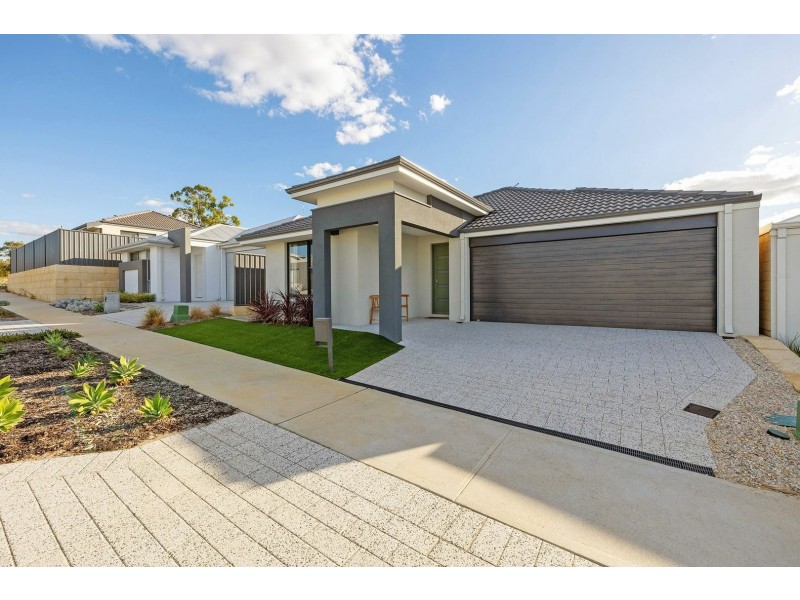 35 Melbourne Loop, Hammond Park WA 6164