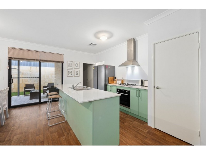35 Melbourne Loop, Hammond Park WA 6164