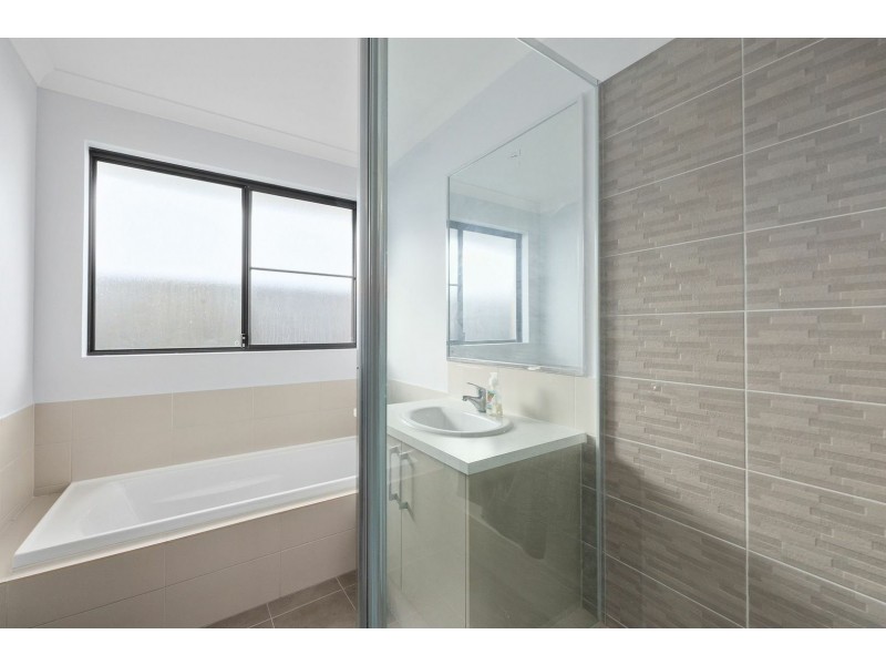 35 Melbourne Loop, Hammond Park WA 6164