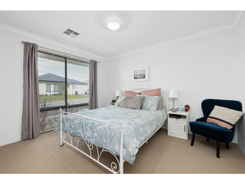 35 Melbourne Loop, Hammond Park WA 6164