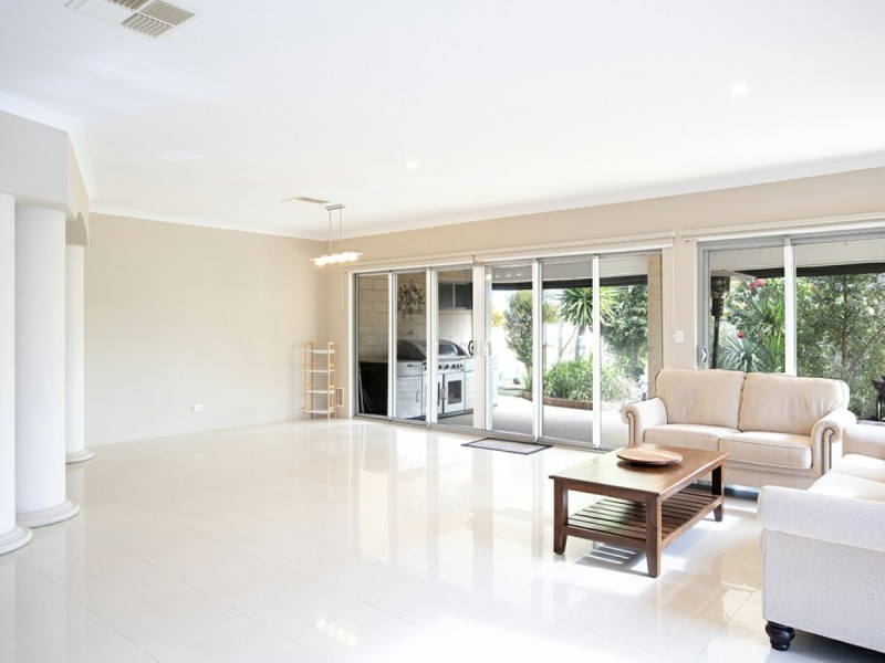 122 Golf Links Drive, Carramar WA 6031