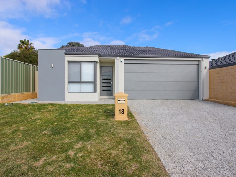 13 Vignerons Loop, Hocking WA 6065