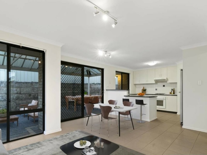2/9 Henrietta Court, Coogee WA 6166