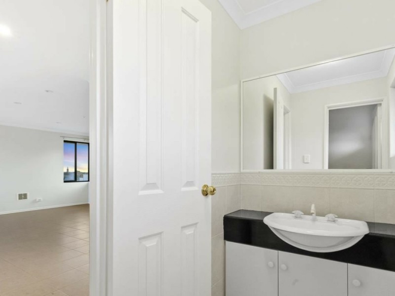 2/9 Henrietta Court, Coogee WA 6166