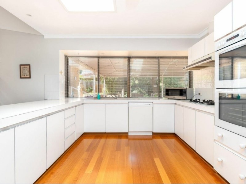 8 Flint Court, Leeming WA 6149