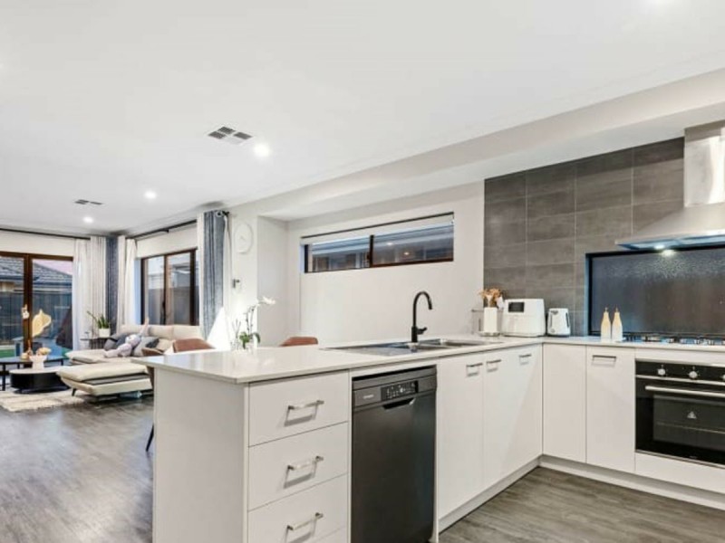 33 Little Close, East Cannington WA 6107