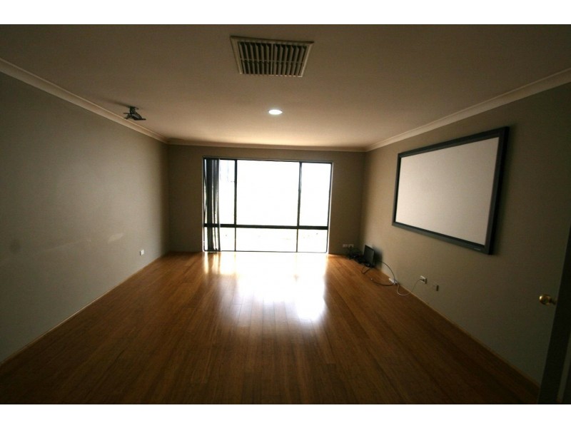 4 Manhattan Ave, Iluka WA 6028