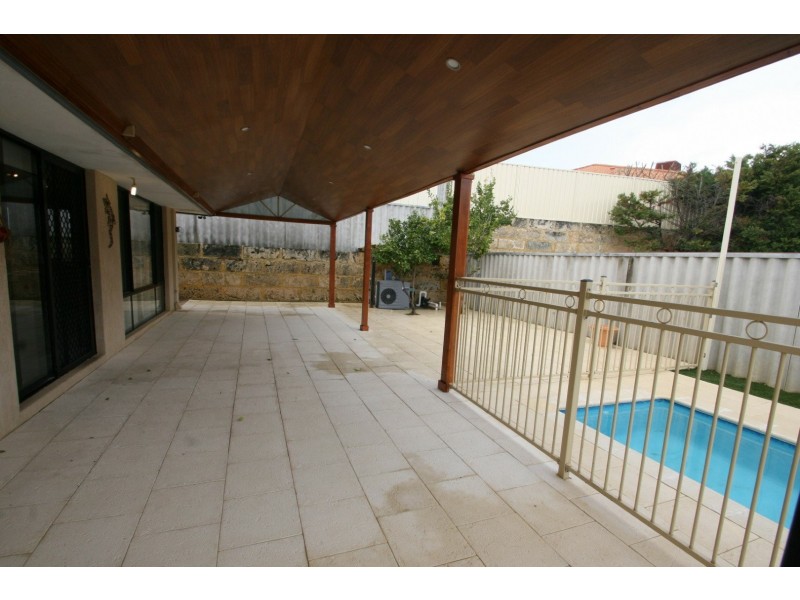 4 Manhattan Ave, Iluka WA 6028