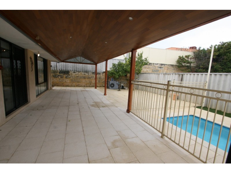 4 Manhattan Avenue, Iluka WA 6028