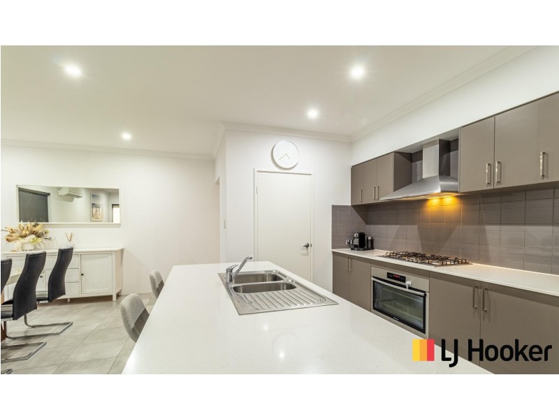 11 Gippsland Way, Banksia Grove WA 6031