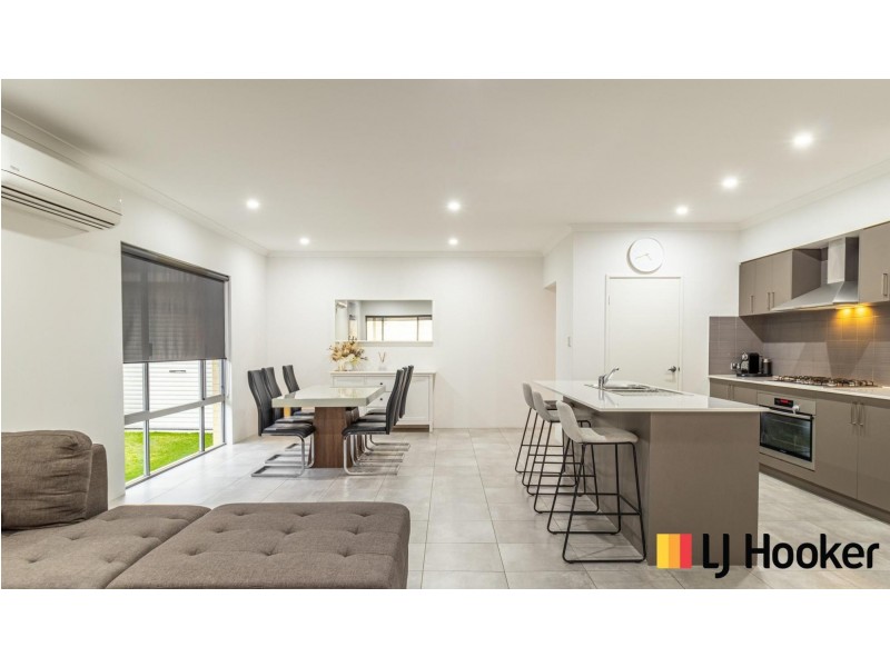 11 Gippsland Way, Banksia Grove WA 6031