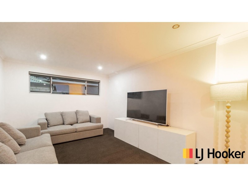 11 Gippsland Way, Banksia Grove WA 6031