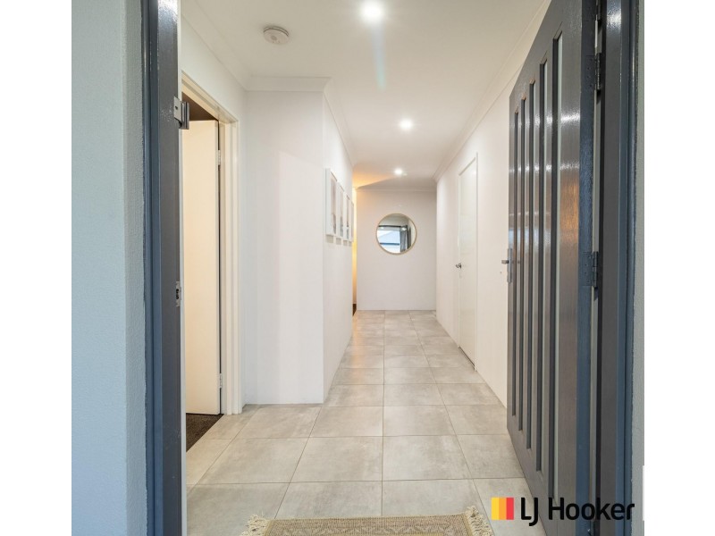 11 Gippsland Way, Banksia Grove WA 6031