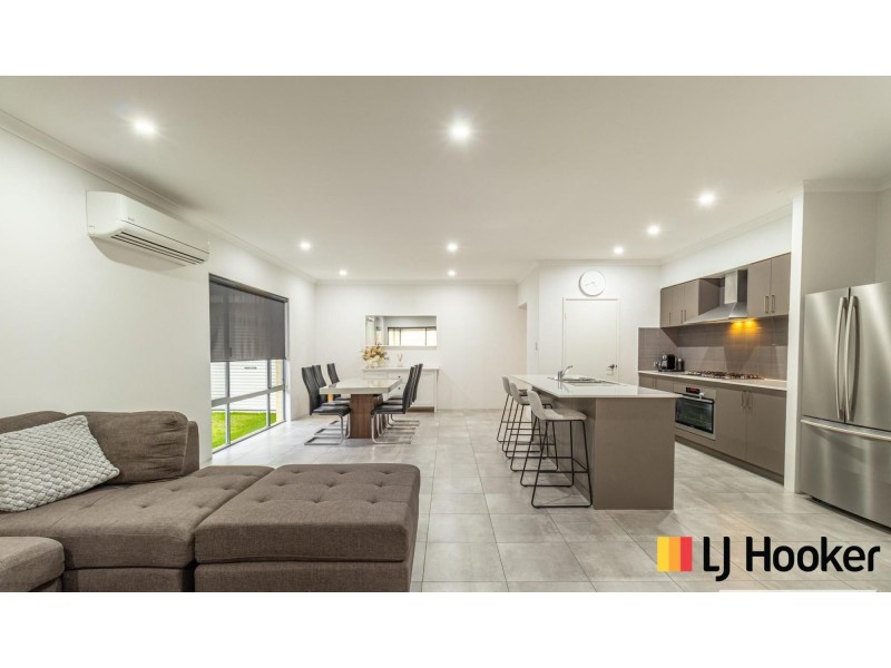 11 Gippsland Way, Banksia Grove WA 6031