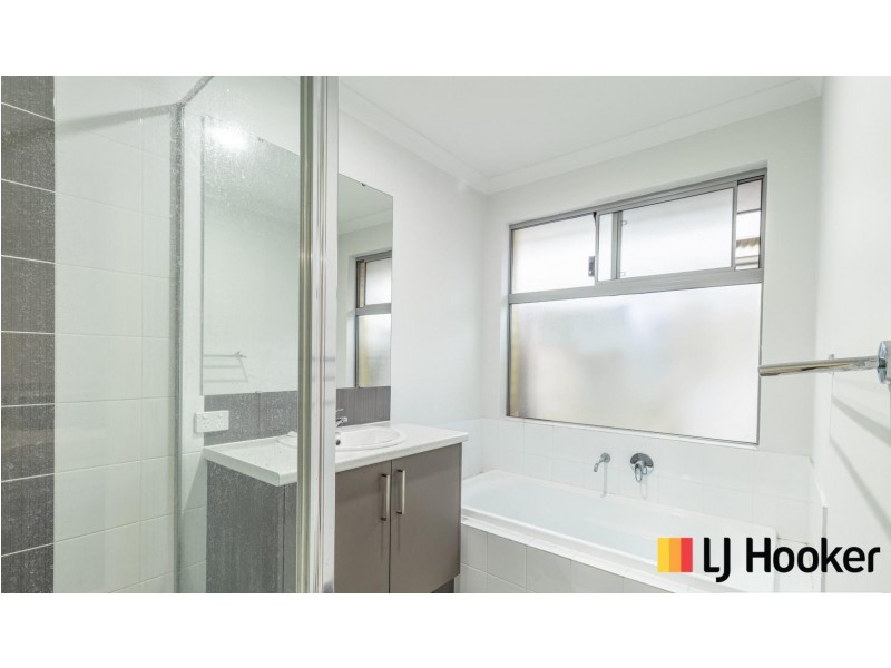 11 Gippsland Way, Banksia Grove WA 6031