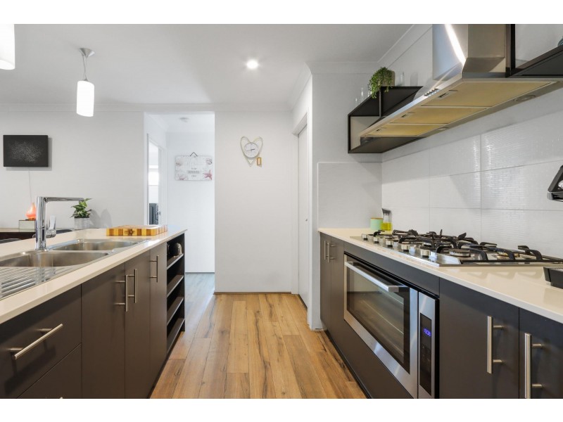 17 Melbourne Loop, Hammond Park WA 6164