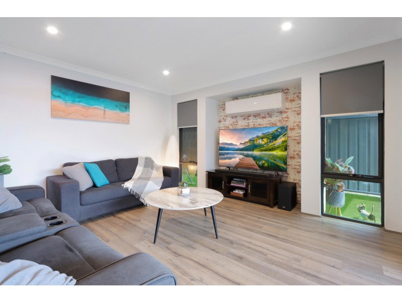 17 Melbourne Loop, Hammond Park WA 6164