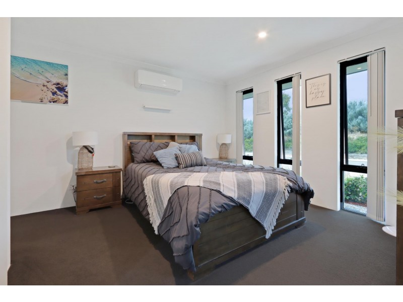 17 Melbourne Loop, Hammond Park WA 6164