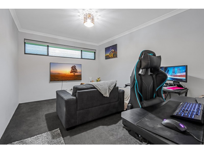 17 Melbourne Loop, Hammond Park WA 6164