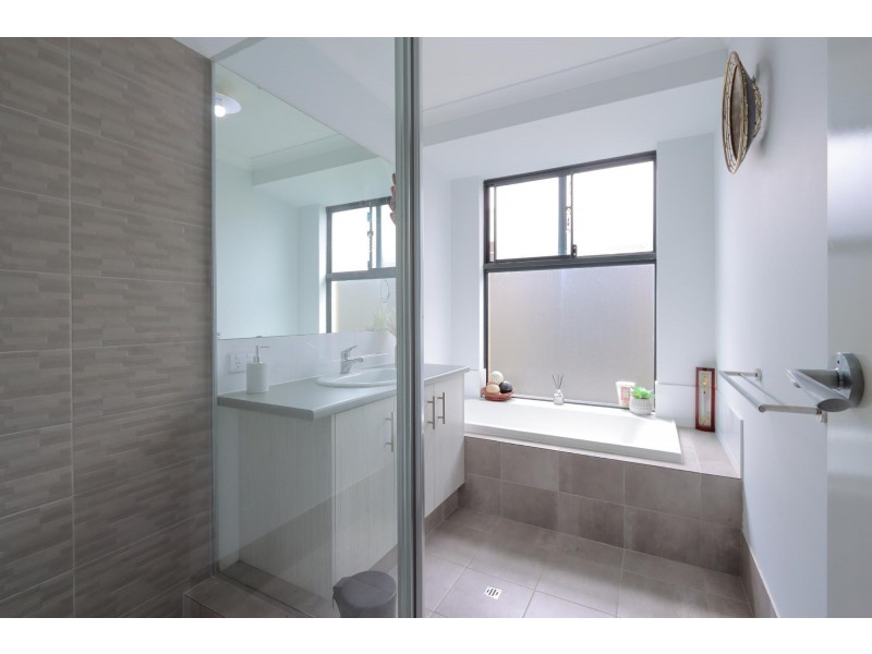 17 Melbourne Loop, Hammond Park WA 6164