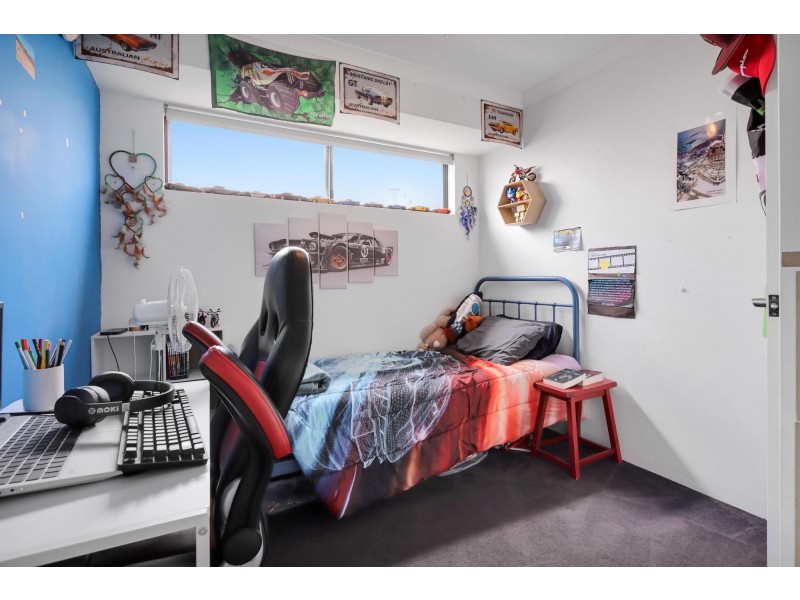 17 Melbourne Loop, Hammond Park WA 6164