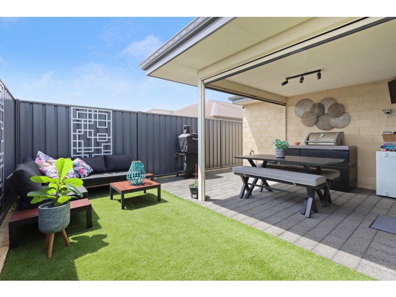 17 Melbourne Loop, Hammond Park WA 6164