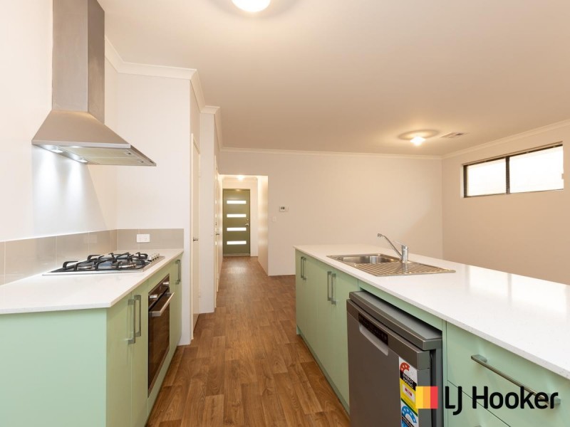 35 Melbourne Loop, Hammond Park WA 6164