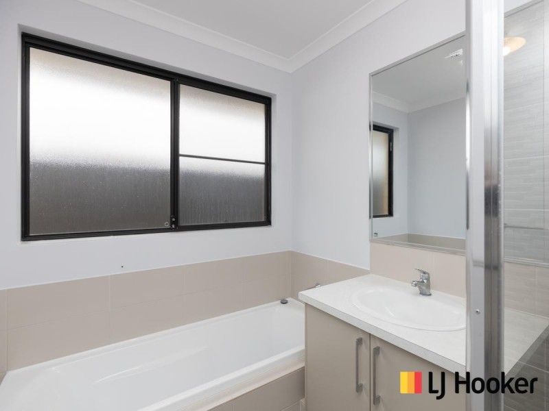 35 Melbourne Loop, Hammond Park WA 6164