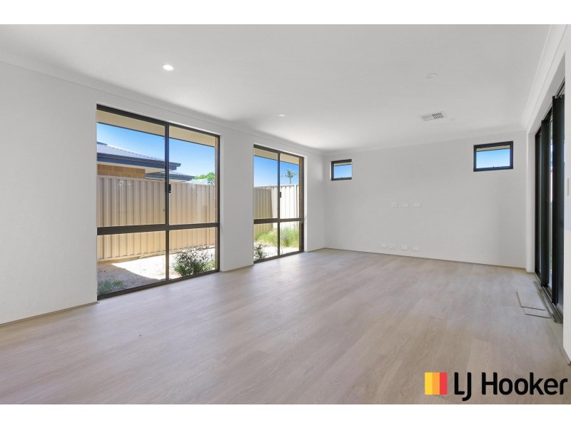 8D Wellington Street, Queens Park WA 6107