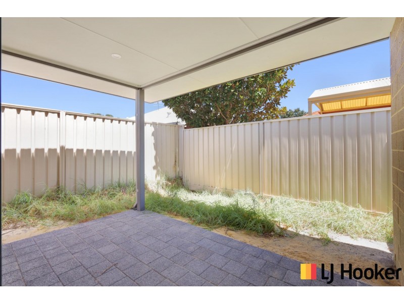 8D Wellington Street, Queens Park WA 6107