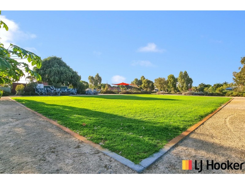 8D Wellington Street, Queens Park WA 6107