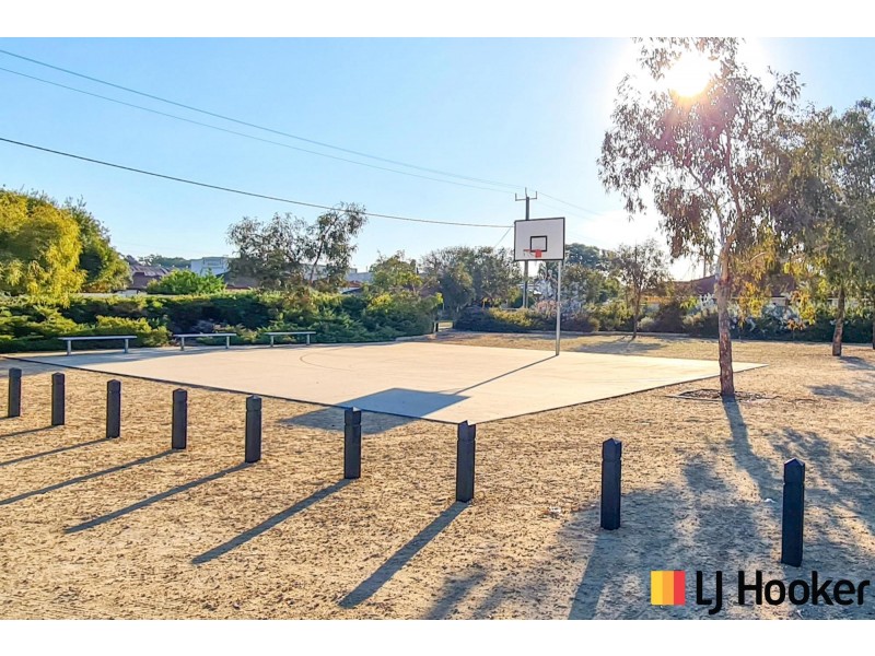 8D Wellington Street, Queens Park WA 6107
