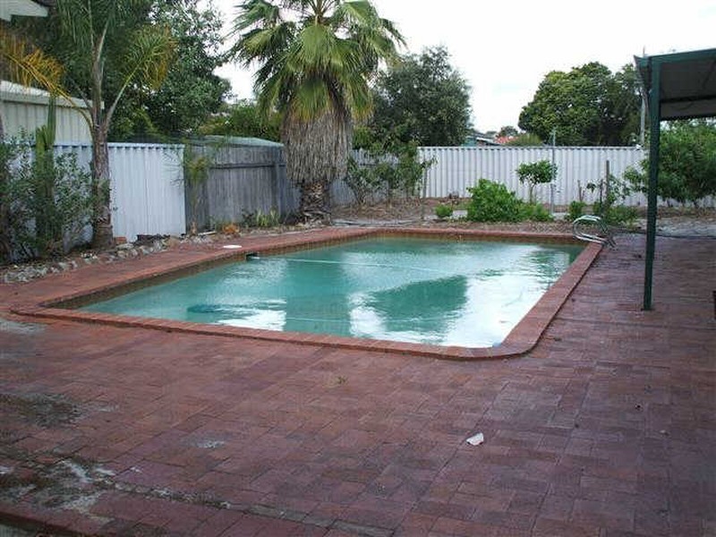 4 Hadlow Way, Thornlie WA 6108