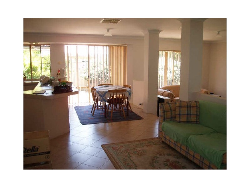 8 Oriole Way, Thornlie WA 6108