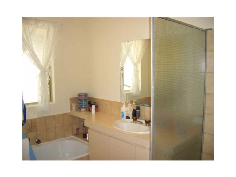 5/8 Neon Close, Parkwood WA 6147