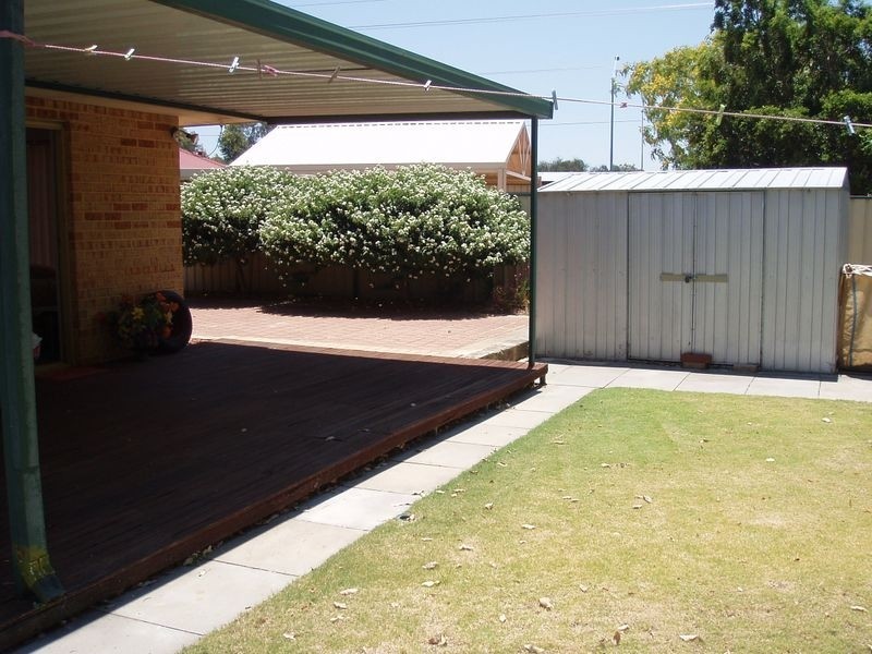 8 Oriole Way, Thornlie WA 6108