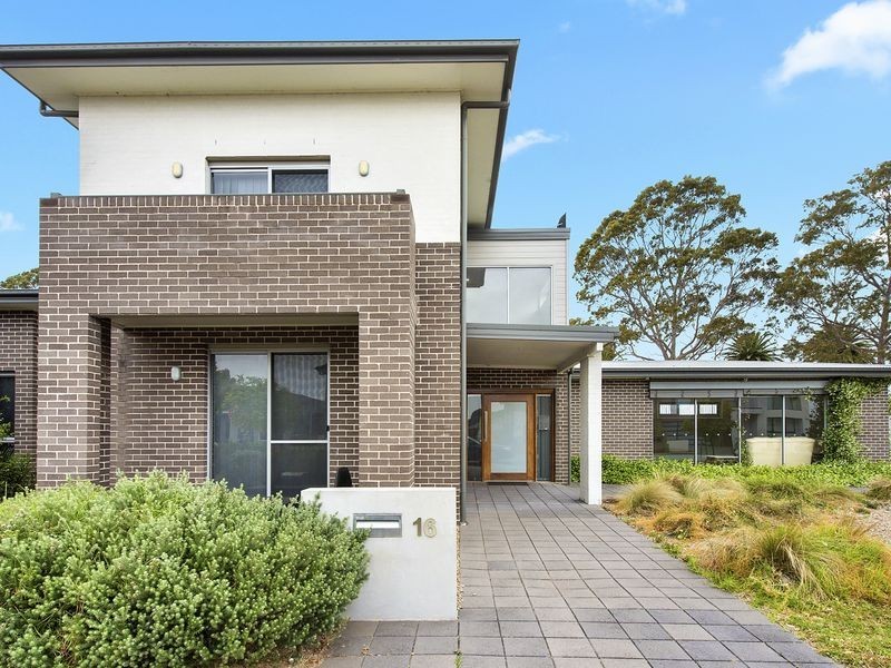 16 Rowe Drive, Potts Hill NSW 2143