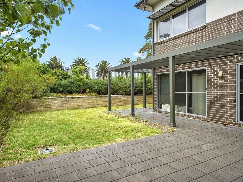 16 Rowe Drive, Potts Hill NSW 2143