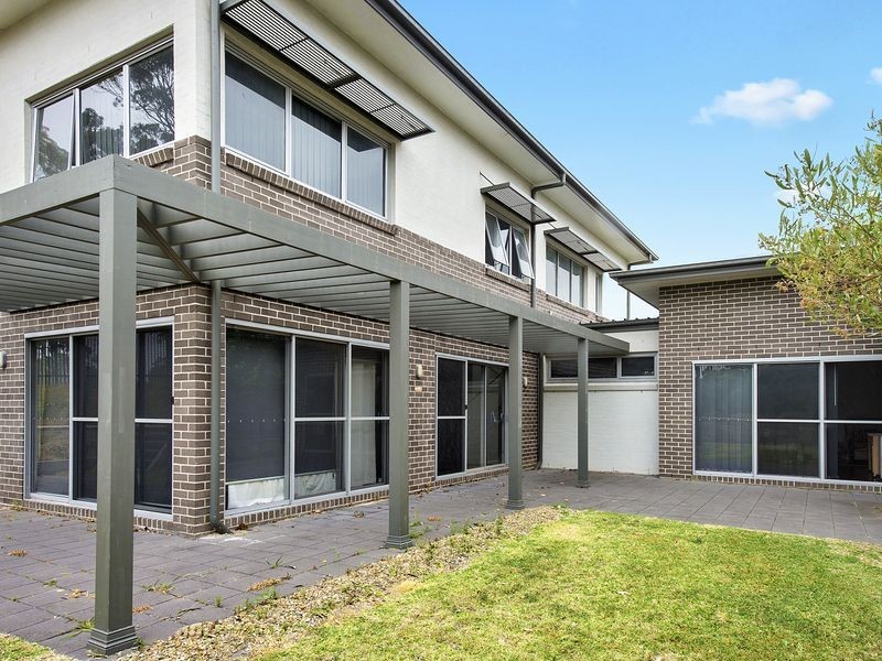 16 Rowe Drive, Potts Hill NSW 2143