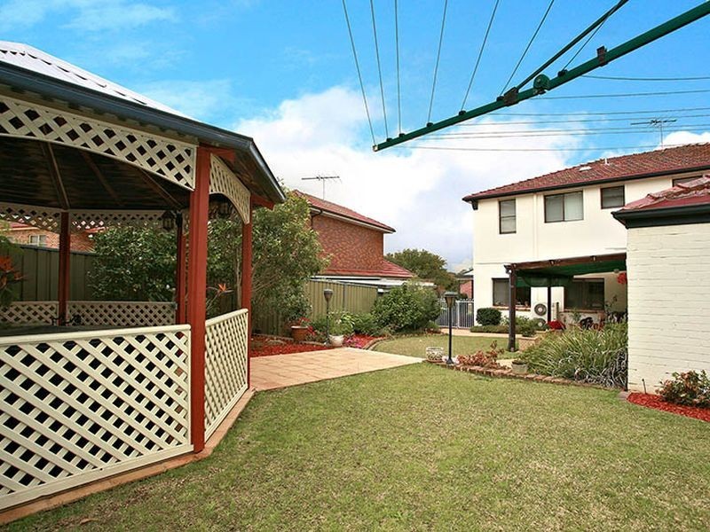 33 Caloola Crescent, Beverly Hills NSW 2209