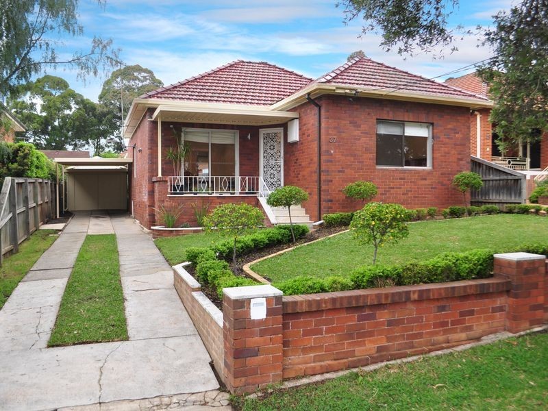 37 Vivienne Street, Kingsgrove NSW 2208