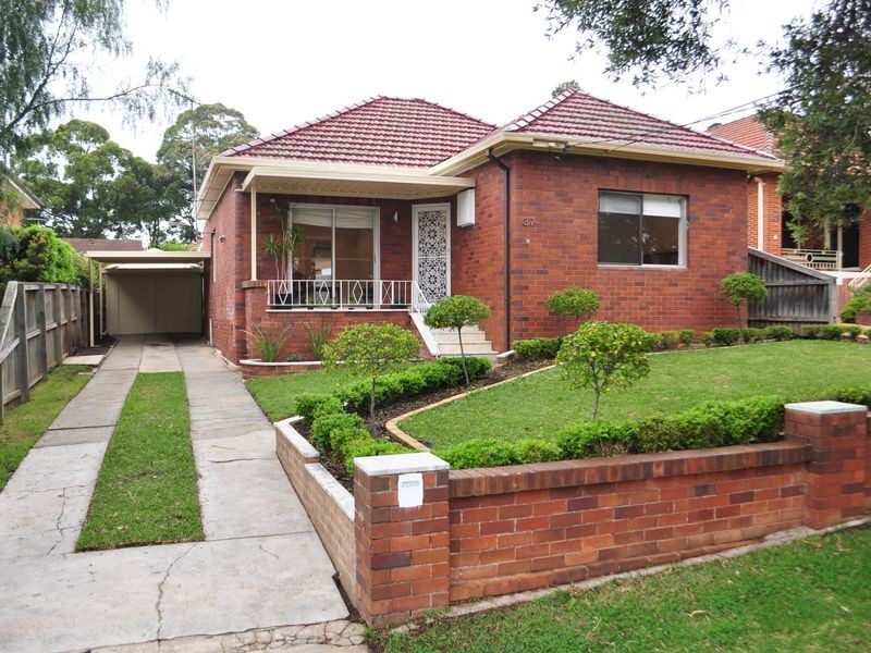 37 Vivienne Street, Kingsgrove NSW 2208