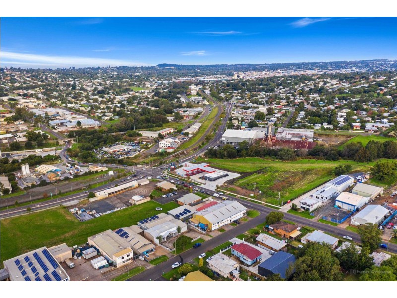 18 Stradbroke Street, Rockville QLD 4350