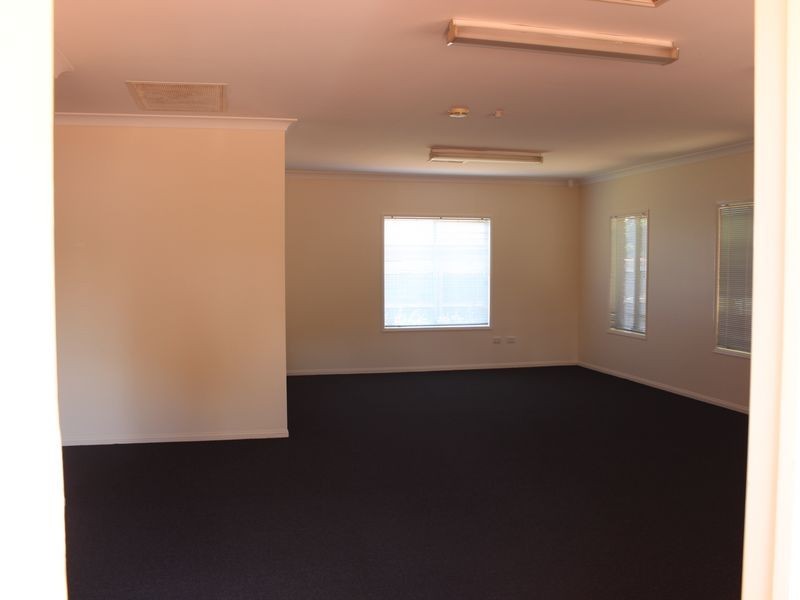 2/2 Rob Street, Newtown QLD 4350