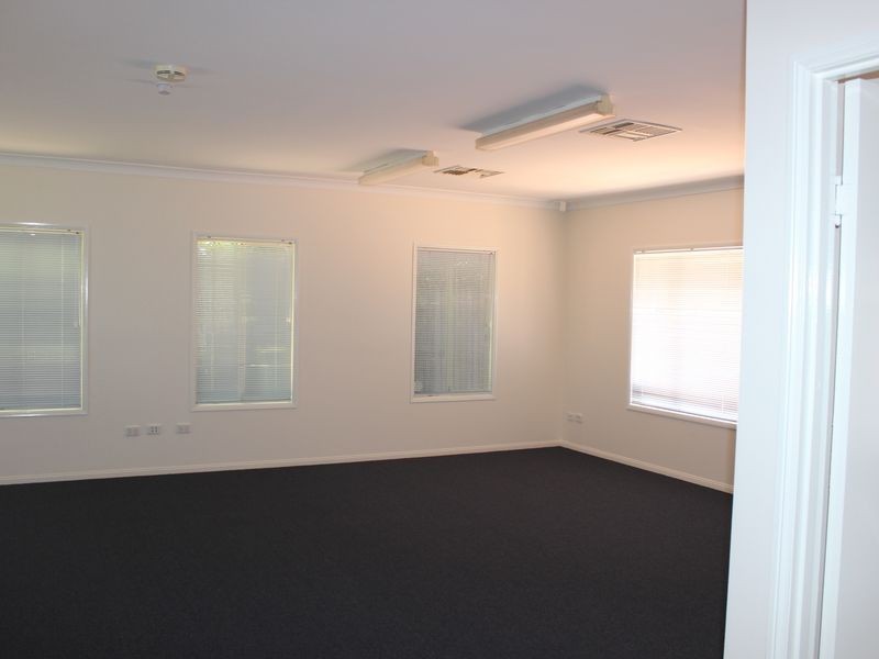 2/2 Rob Street, Newtown QLD 4350