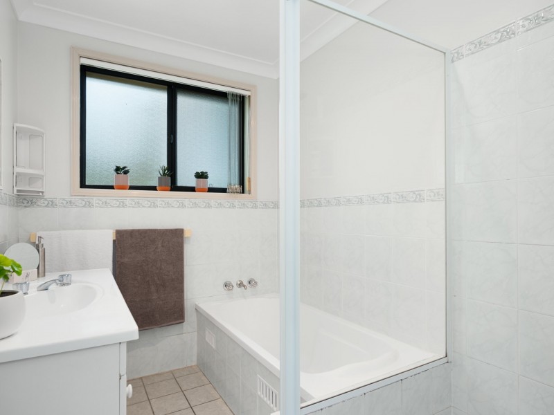 35 Seafarer Close, Belmont NSW 2280