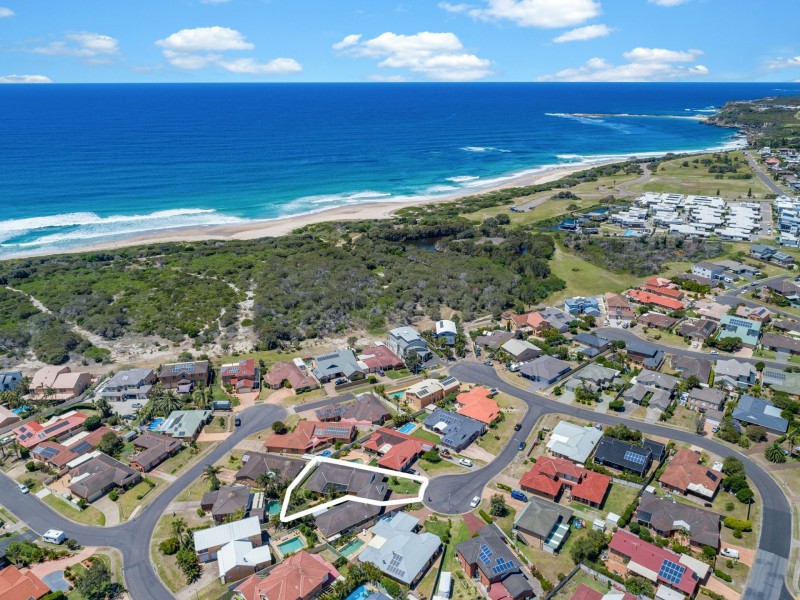 1/8 Caves Court, Caves Beach NSW 2281
