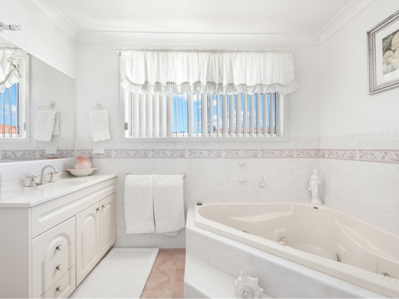 1/8 Caves Court, Caves Beach NSW 2281